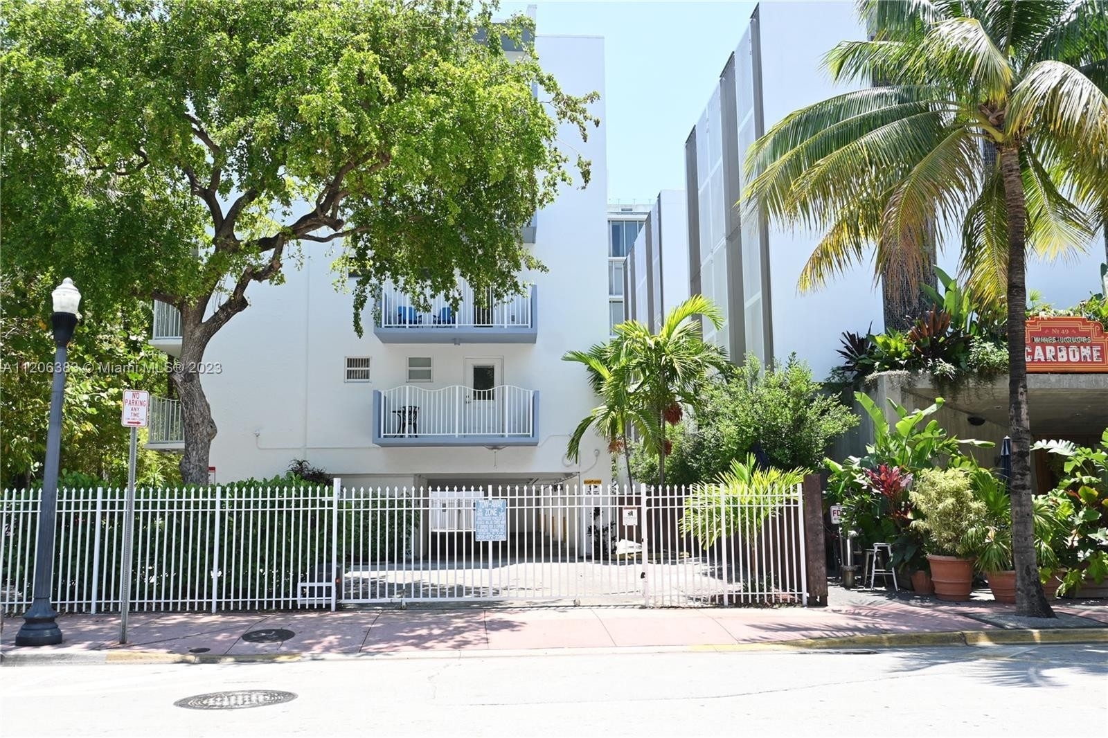 20. Condominiums for Sale at 61 Collins Ave, 201 SoFi, Miami Beach, FL 33139