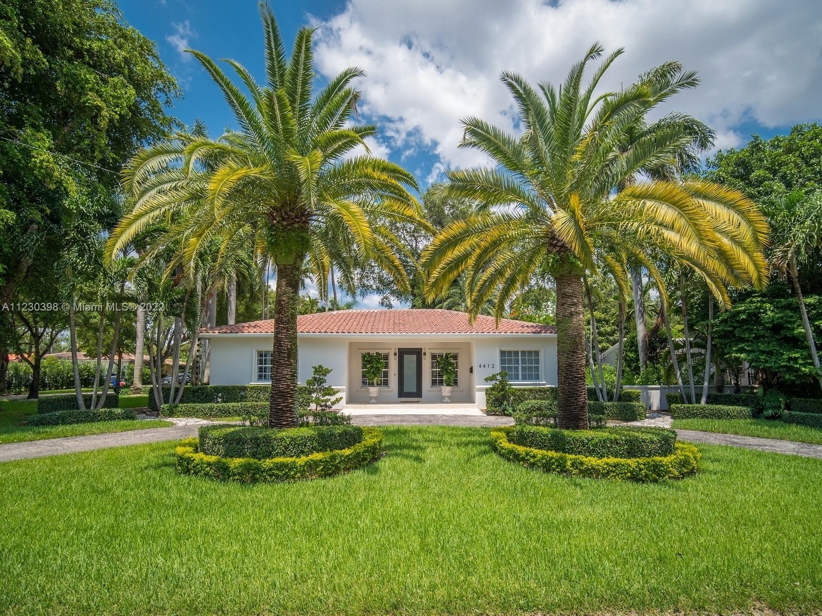 3. Single Family Homes 為 特賣 在 Country Club Section, Coral Gables, FL 33146