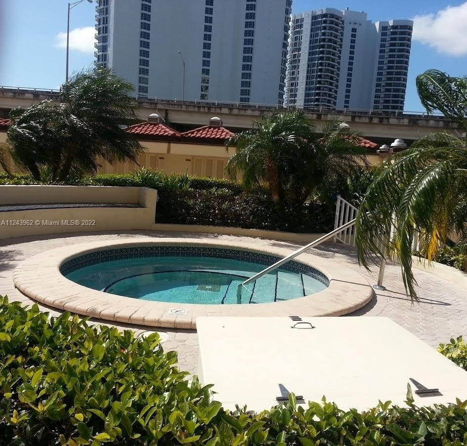 34. Condominiums for Sale at 19355 Turnberry Way , 15G Biscayne Yacht and Country Club, Aventura, FL 33180