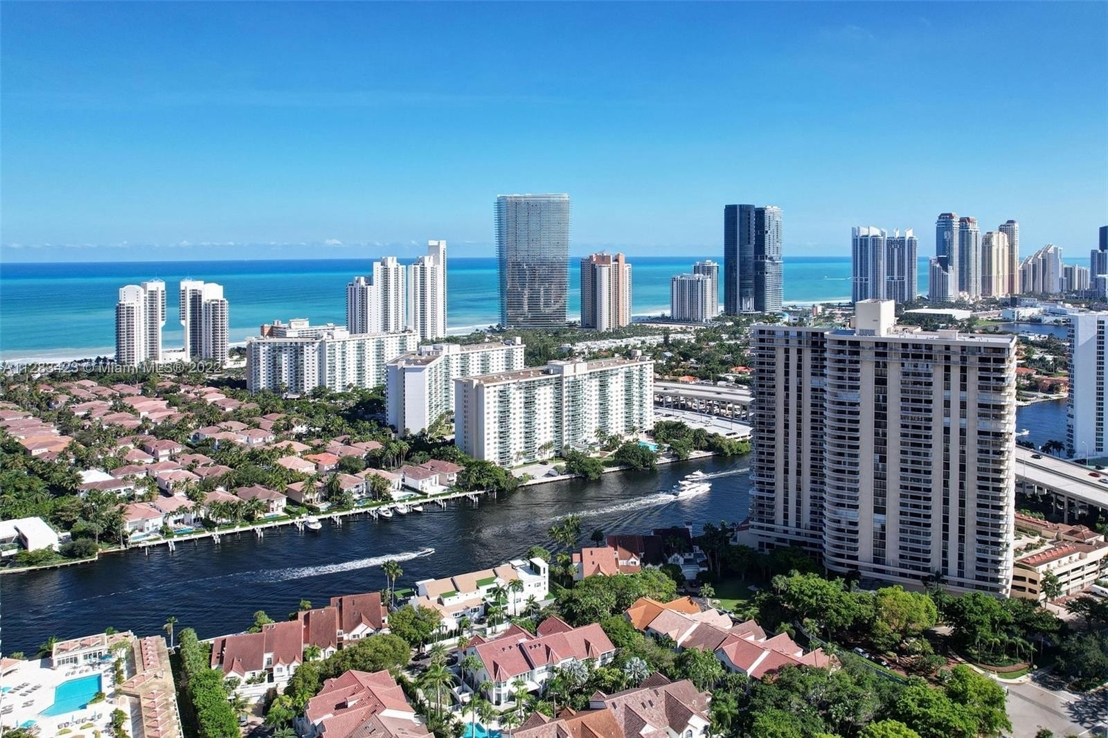 7. Condominiums for Sale at 19355 Turnberry Way , 10H Biscayne Yacht and Country Club, Aventura, FL 33180