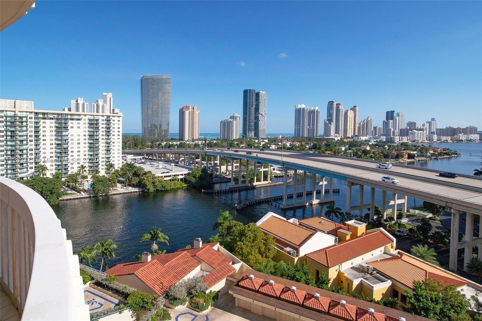 15. Condominiums for Sale at 19355 Turnberry Way , 10H Biscayne Yacht and Country Club, Aventura, FL 33180