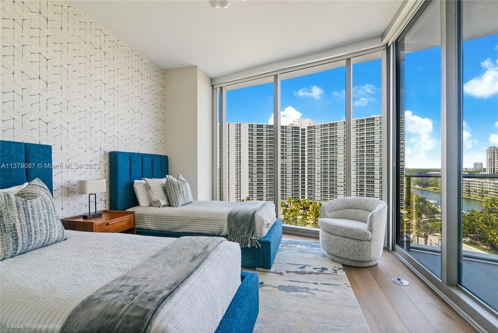 6. Condominiums for Sale at 15701 Collins Ave, 705 Sunny Isles Beach, FL 33160