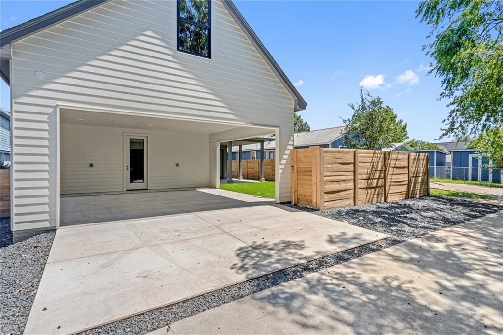33. Single Family Homes for Sale at Chestnut, Austin, TX 78702