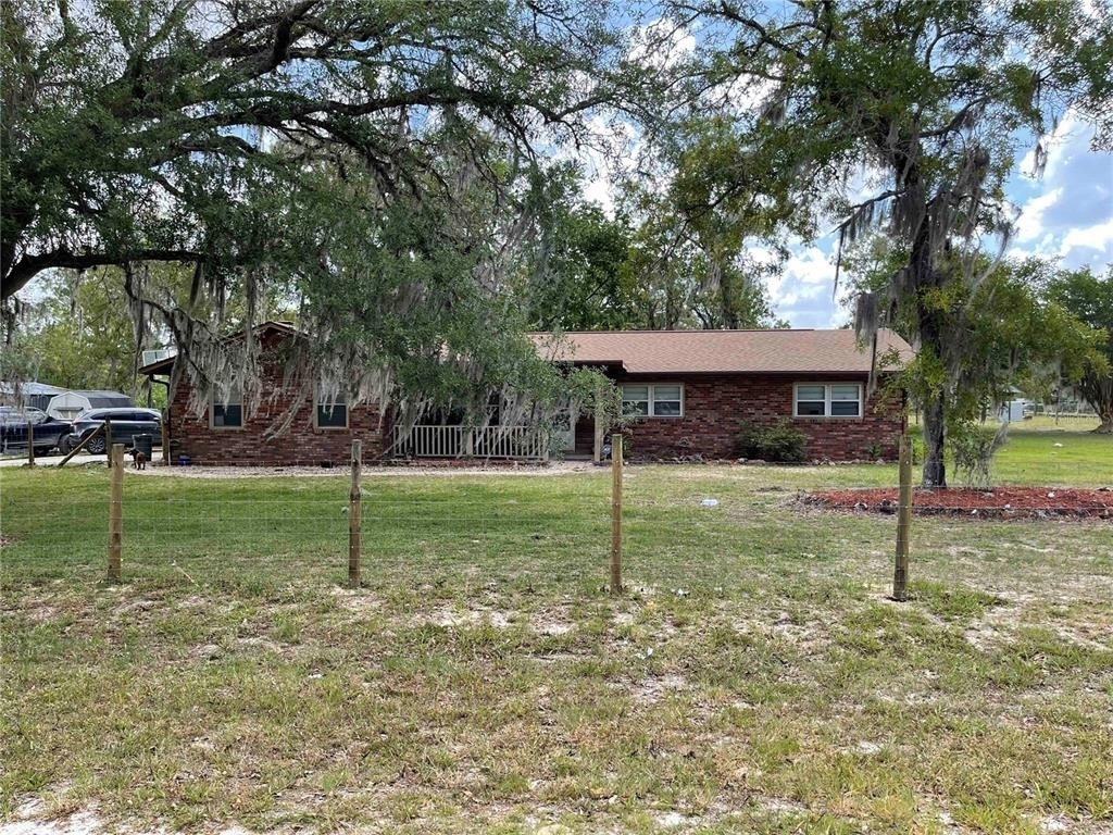 Дом на одну семью для того Продажа на Bronson, FL 32621