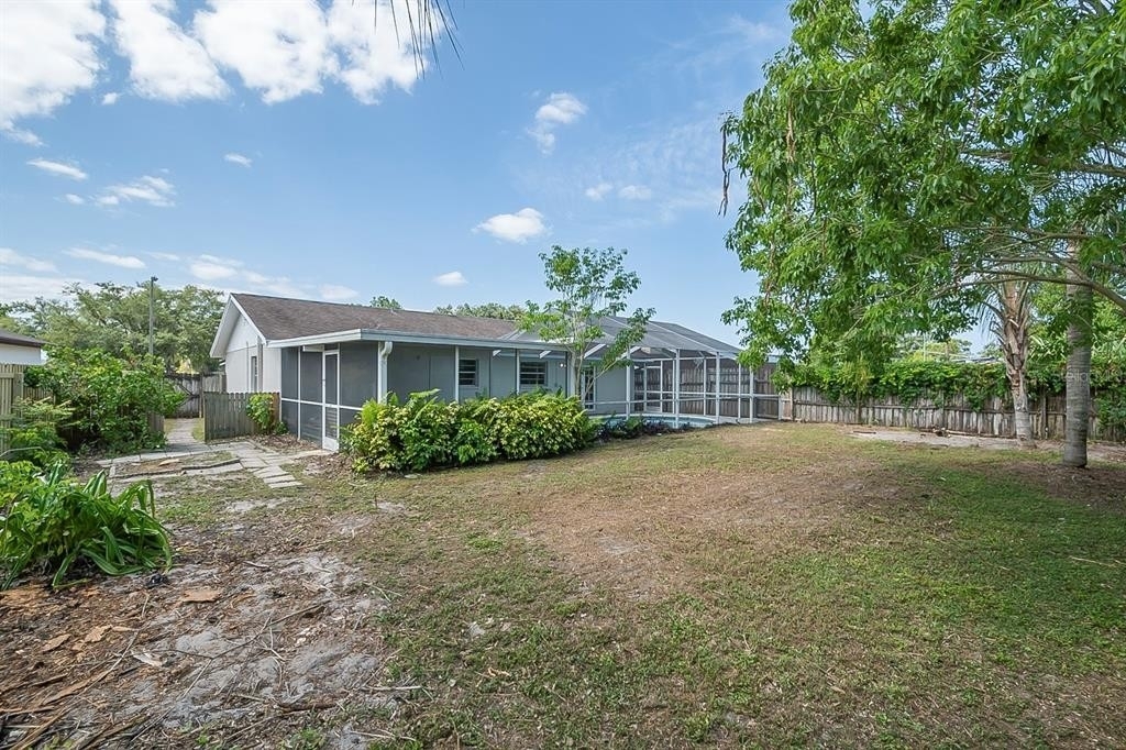 28. Single Family Homes for Sale at Crystal Lake North, Lakeland, FL 33801