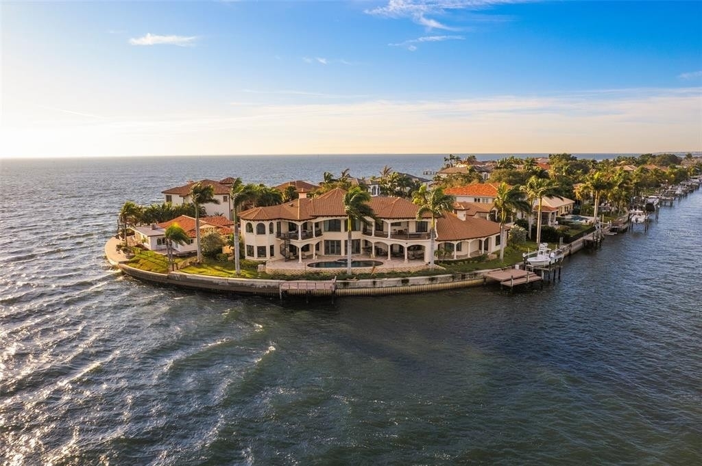 9. Single Family Homes for Sale at Venetian Isles, St. Petersburg, FL 33703