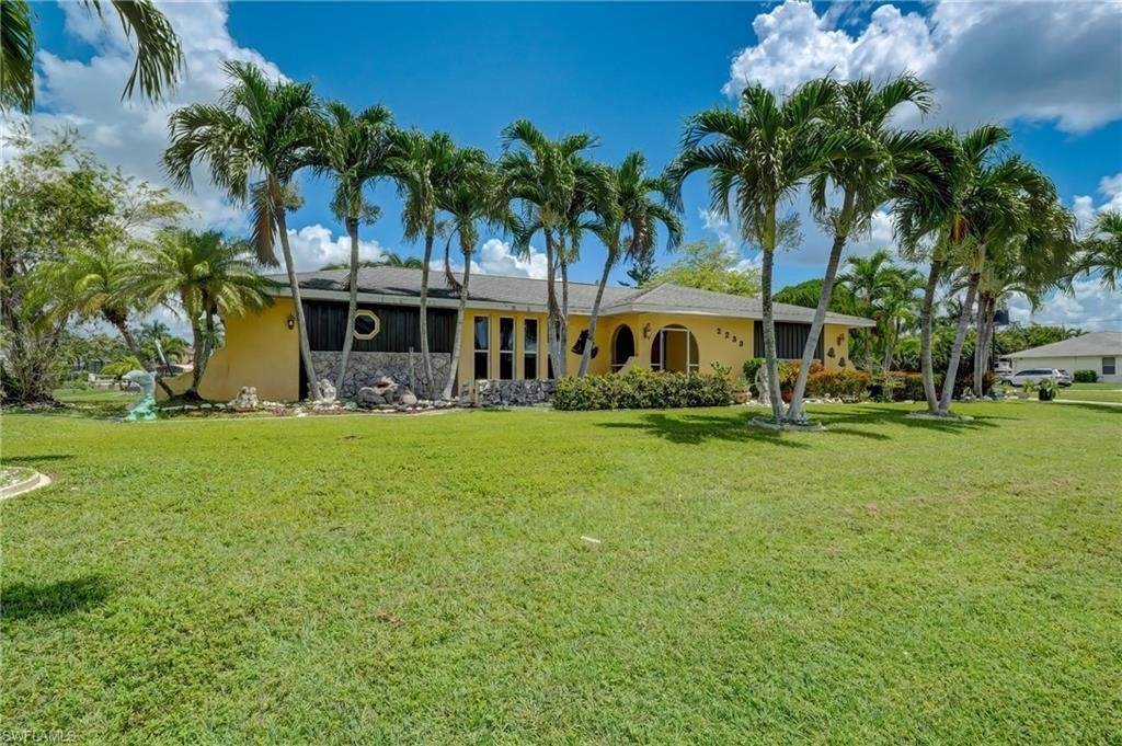 Maison unifamiliale pour l Vente à Caloosahatchee, Cape Coral, FL 33904