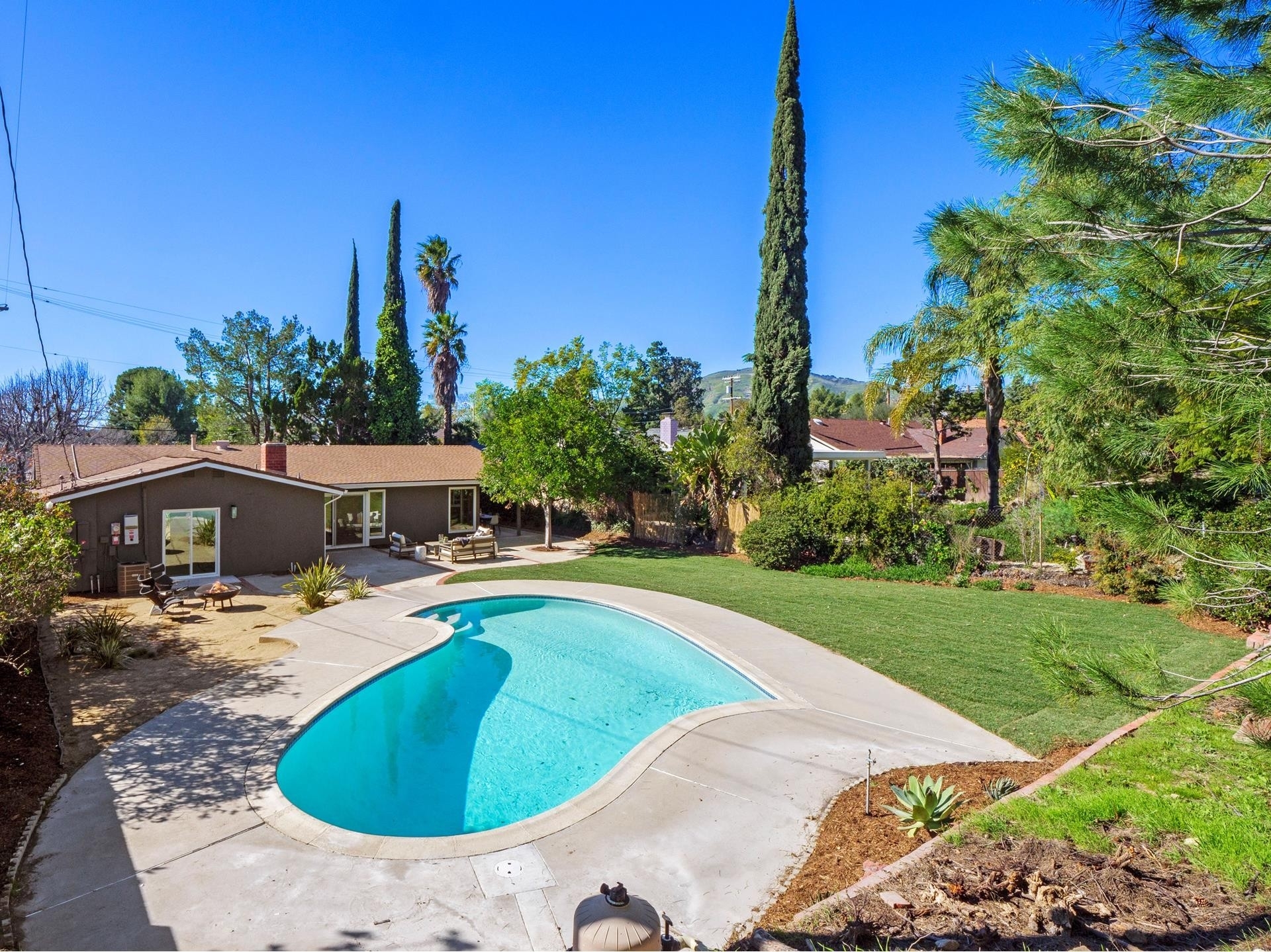26. Single Family Homes for Sale at Granada Hills, CA 91344