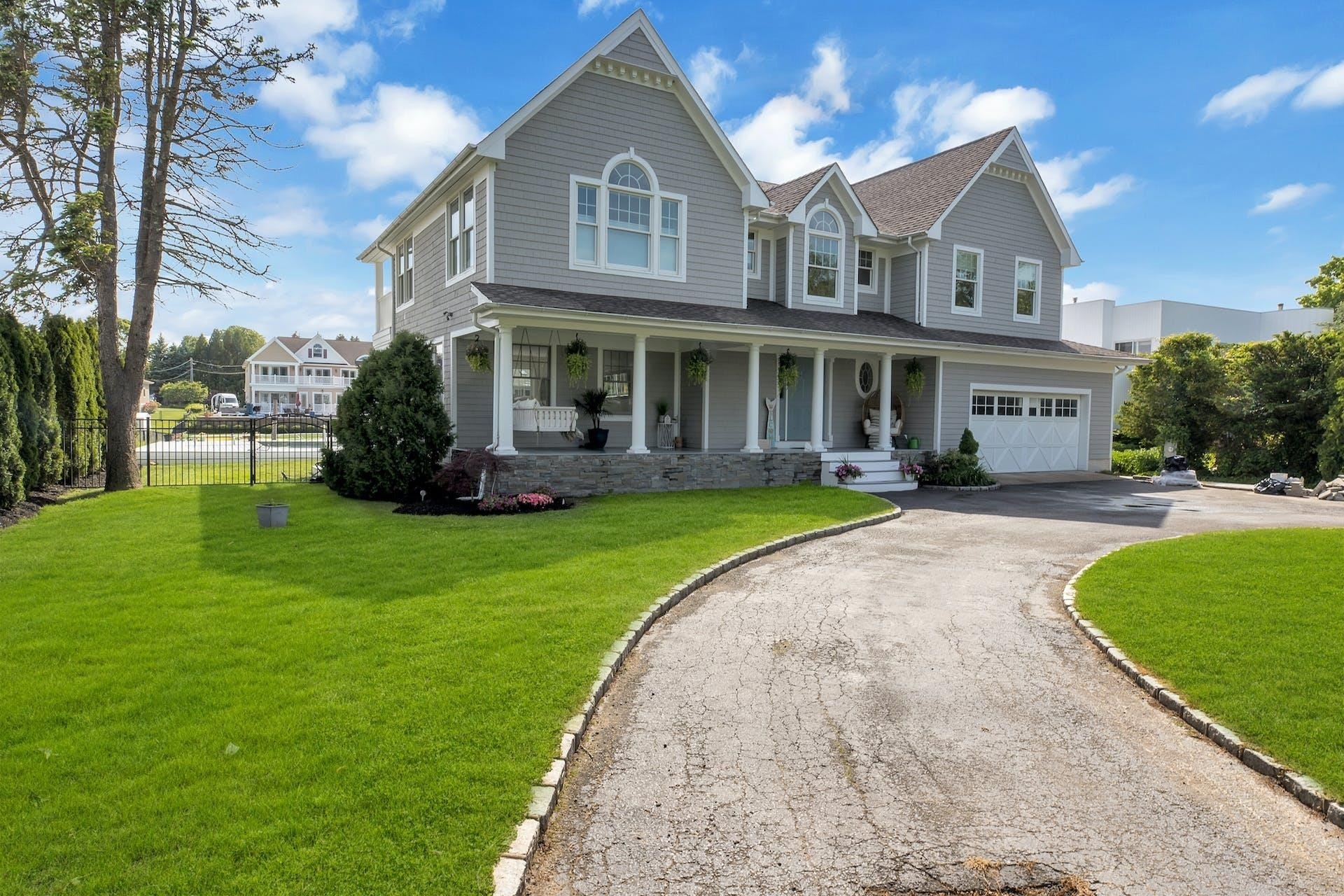 Single Family Home for Sale at Hampton Bays, NY 11946