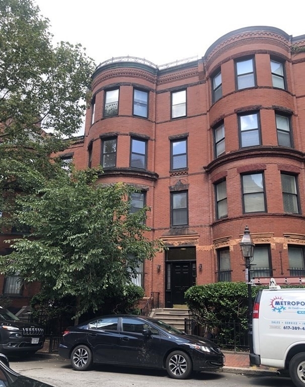 14. Condominiums at 427 Marlborough Street , 7 Boston