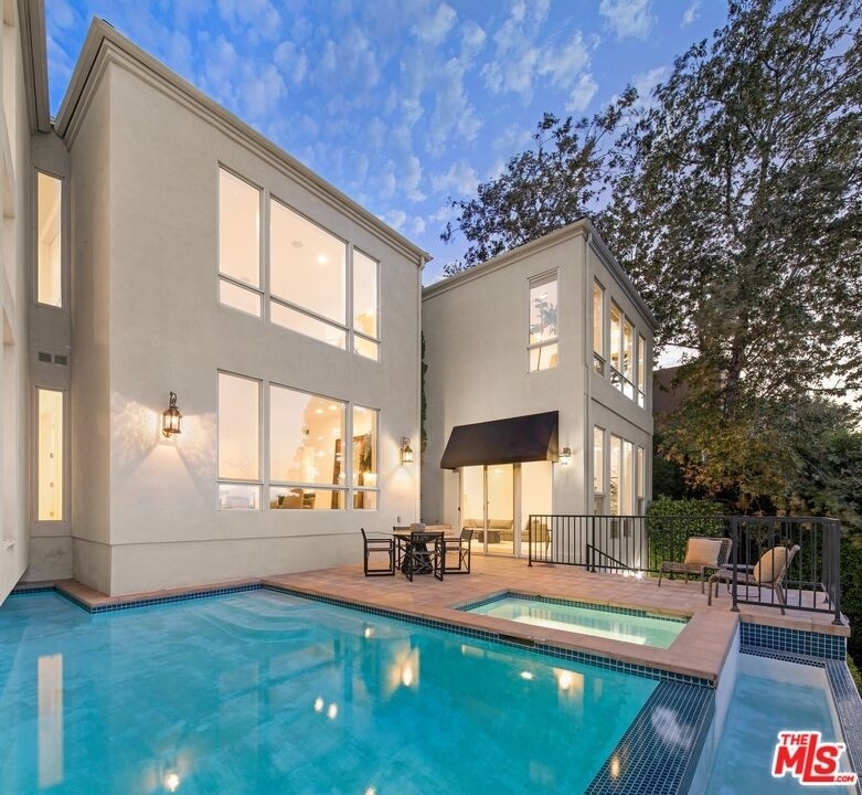 27. Single Family Homes for Sale at Sherman Oaks, Los Angeles, CA 90077