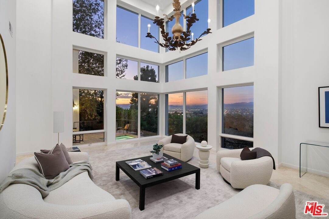 28. Single Family Homes for Sale at Sherman Oaks, Los Angeles, CA 90077