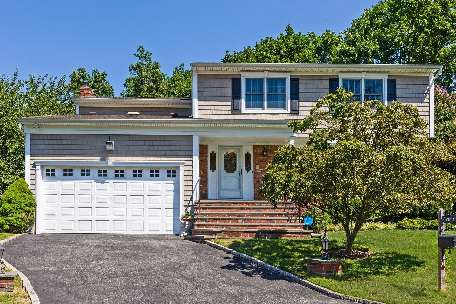 Single Family Home at Syosset