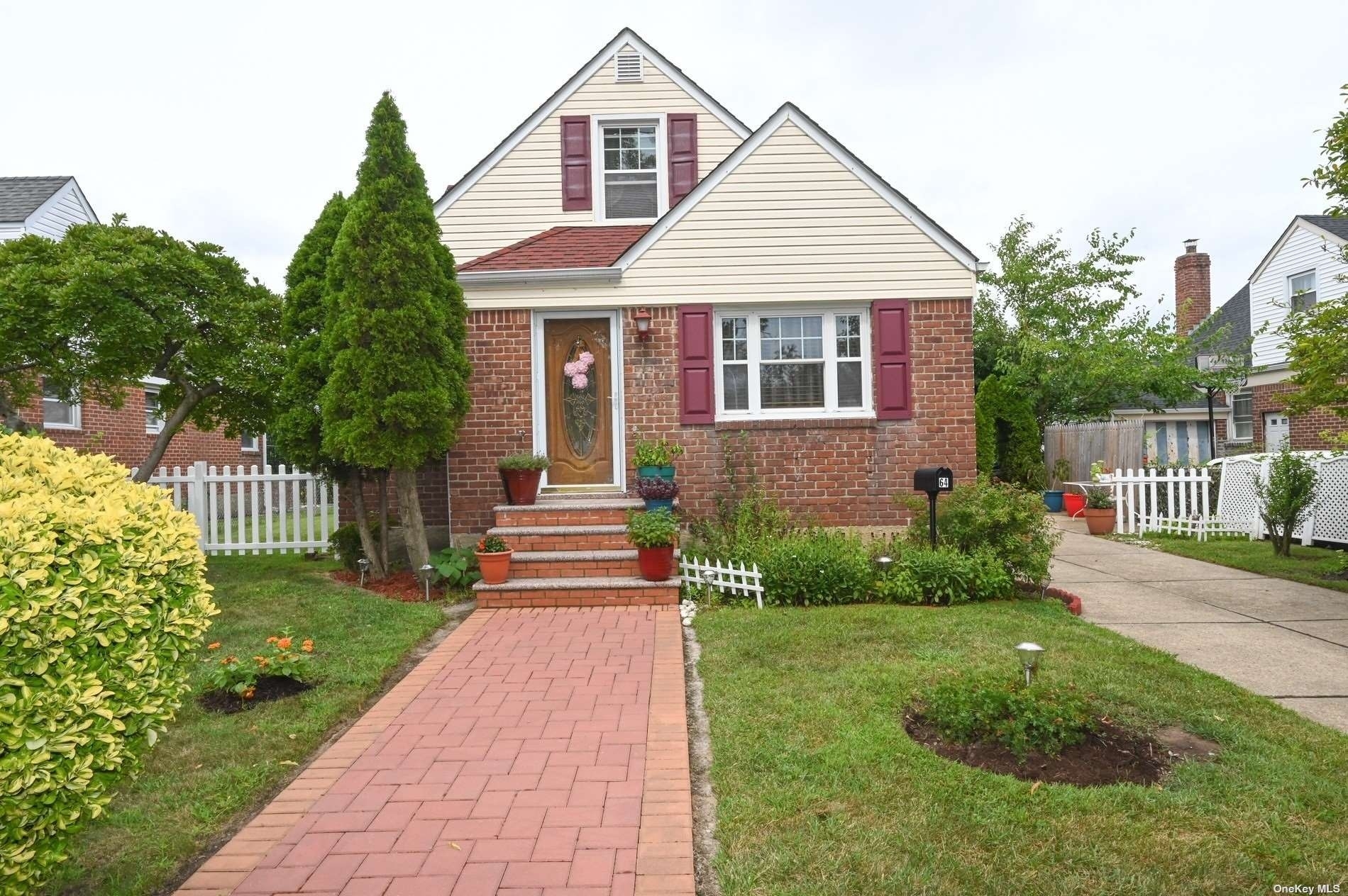 Single Family Home at Elmont