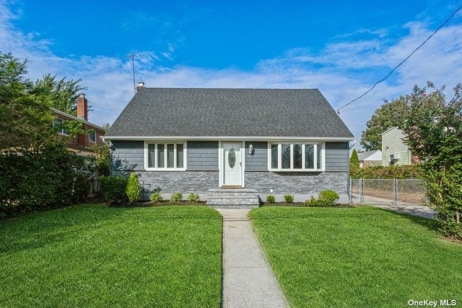 Single Family Home at Elmont