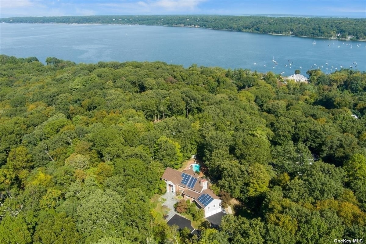 35. Single Family Homes for Sale at Oyster Bay Cove, NY 11771