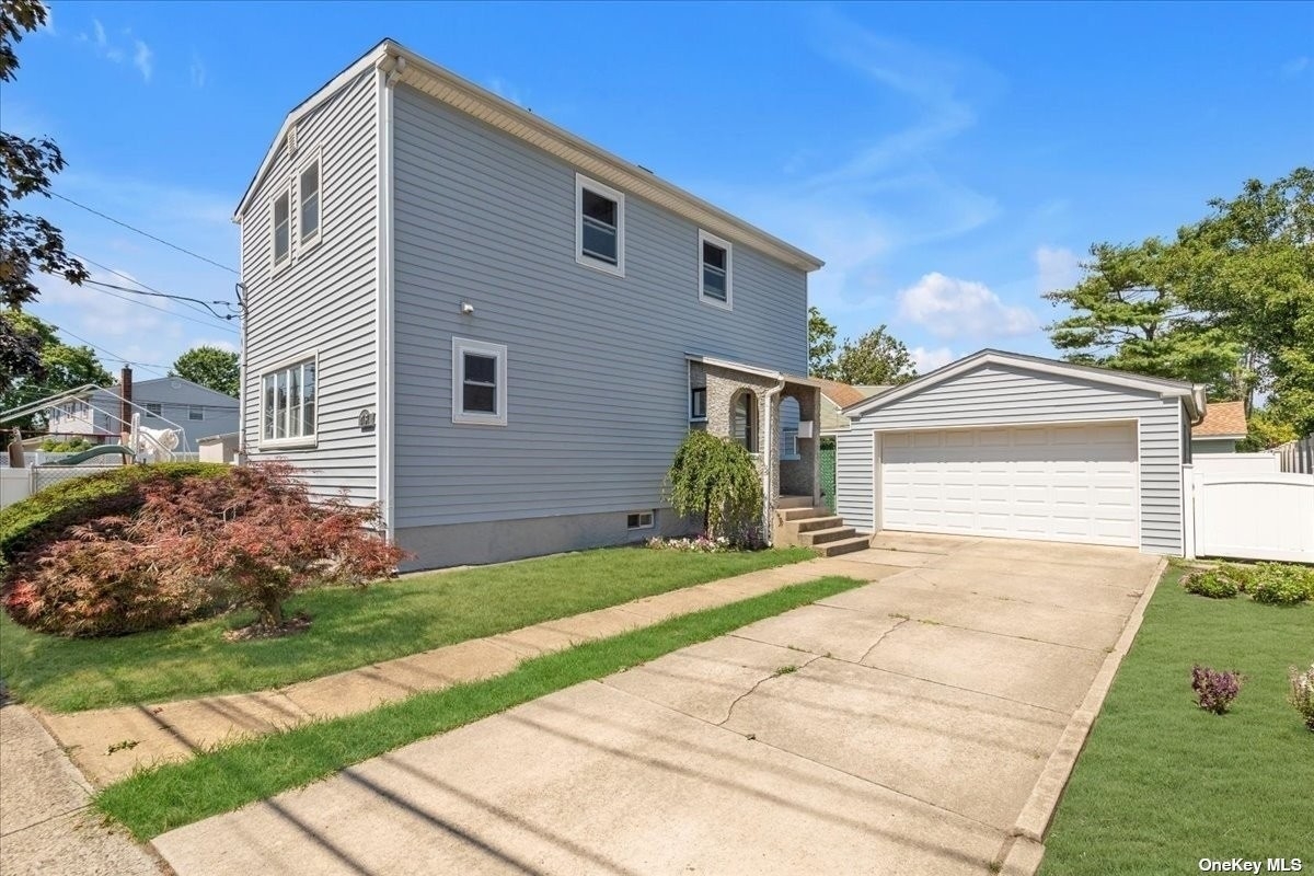 Single Family Home at North Bellmore