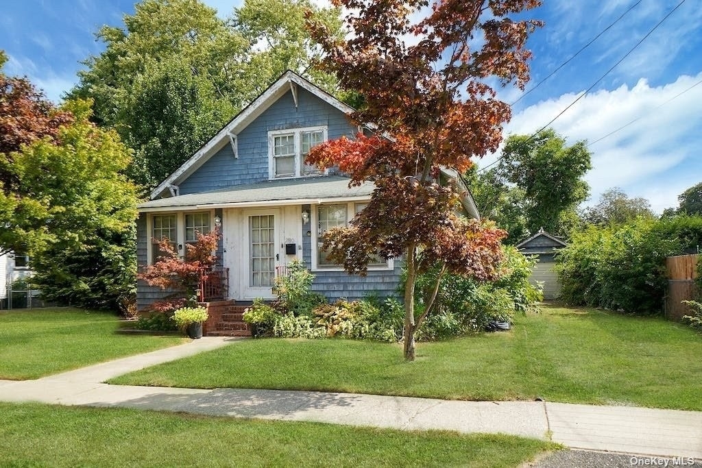 Single Family Home for Sale at Lindenhurst, NY 11757