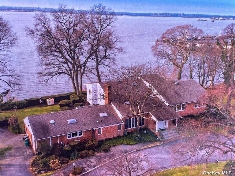 4. Single Family Homes for Sale at Great Neck, NY 11024