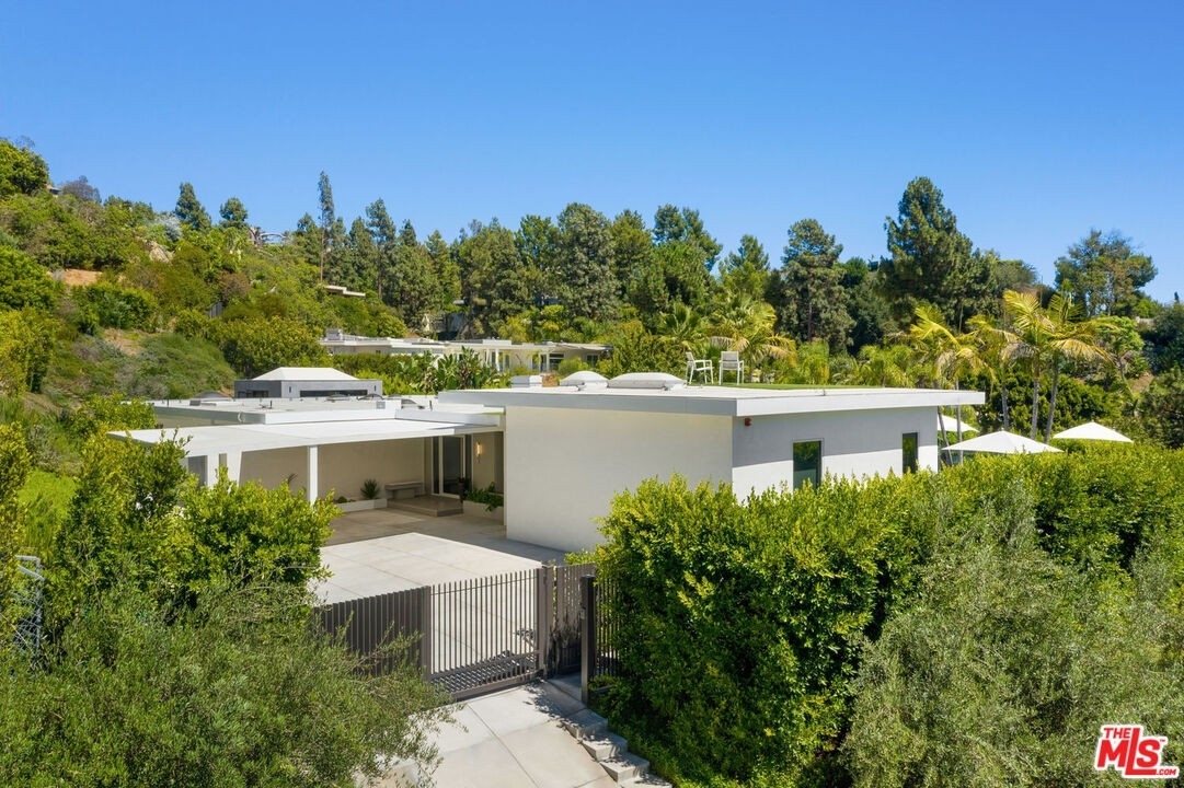 28. Single Family Homes for Sale at Beverly Hills, CA 90210