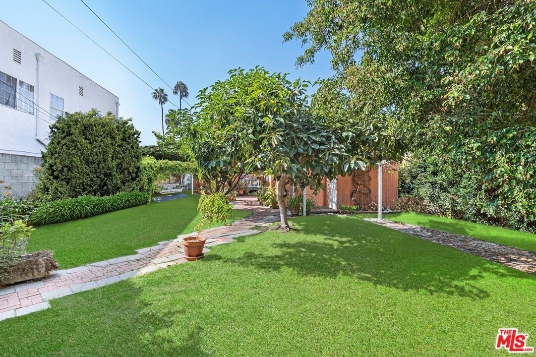 19. Single Family Homes for Sale at Reynier Village, Los Angeles, CA 90034