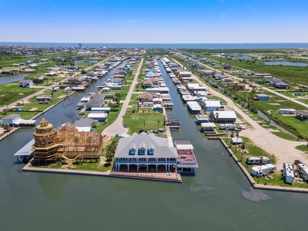 4. Single Family Homes for Sale at Crystal Beach, TX 77650