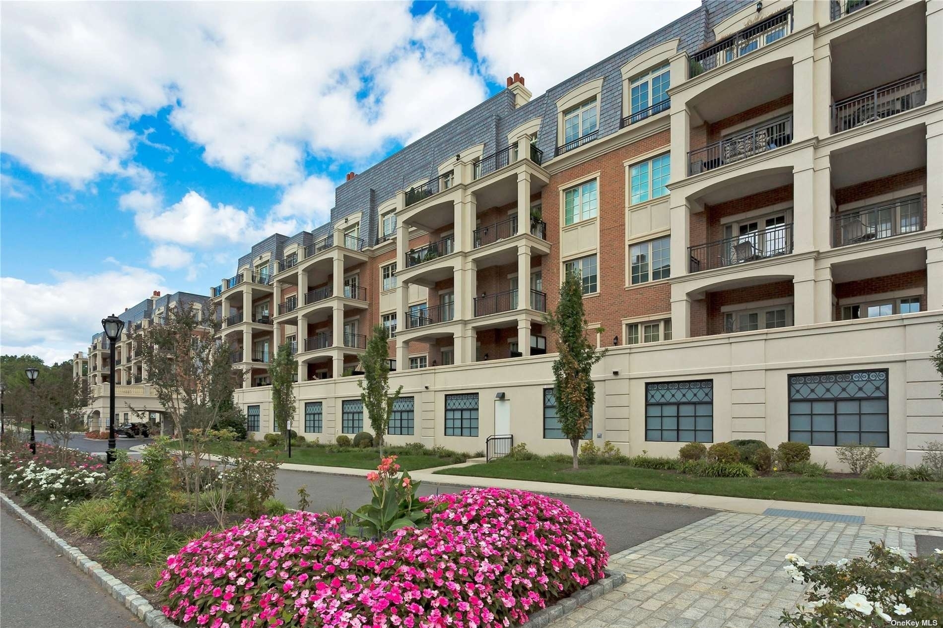27. Condominiums for Sale at 5000 Royal Court, 5007 North Hills, NY 11040