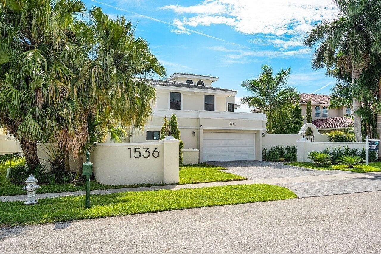 38. Single Family Homes for Sale at Southeast Boca Raton, Boca Raton, Florida 33432