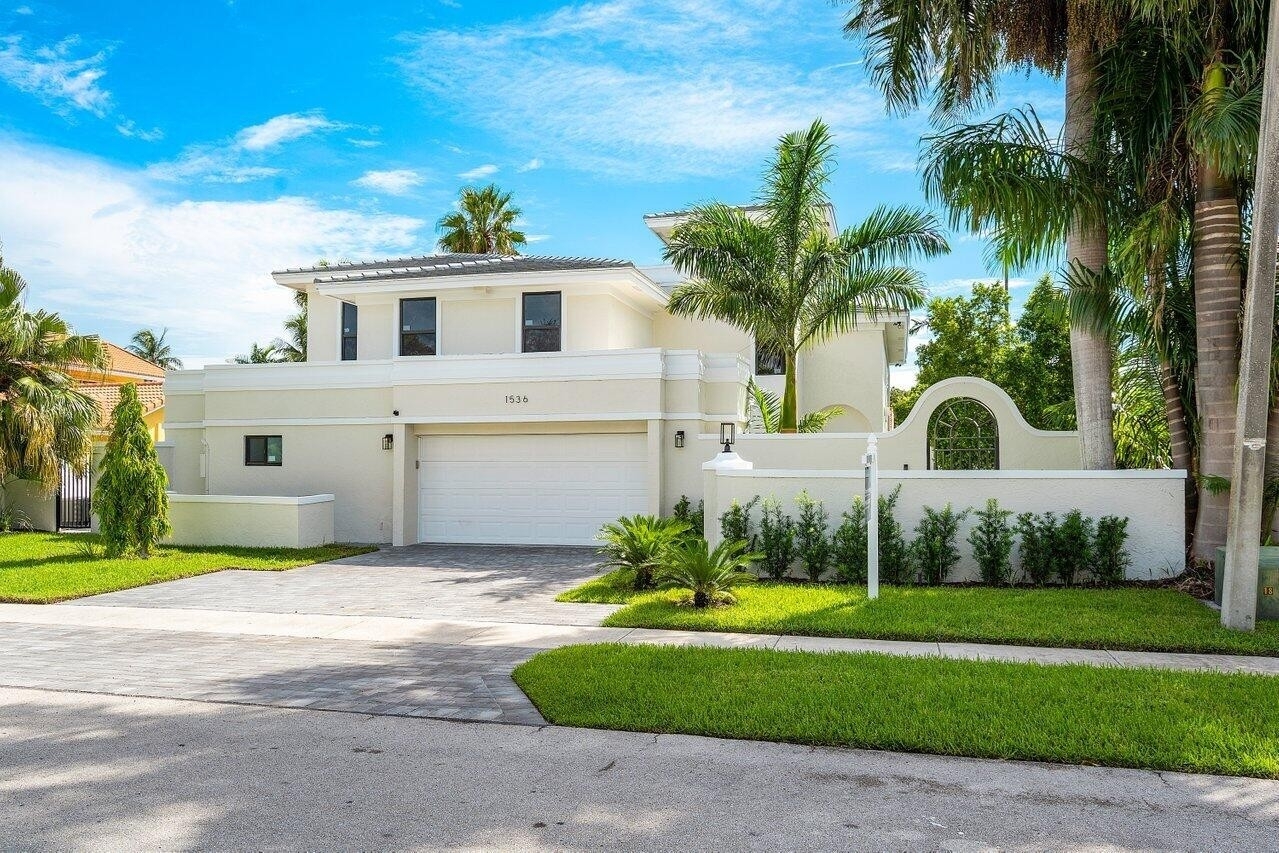 39. Single Family Homes for Sale at Southeast Boca Raton, Boca Raton, Florida 33432