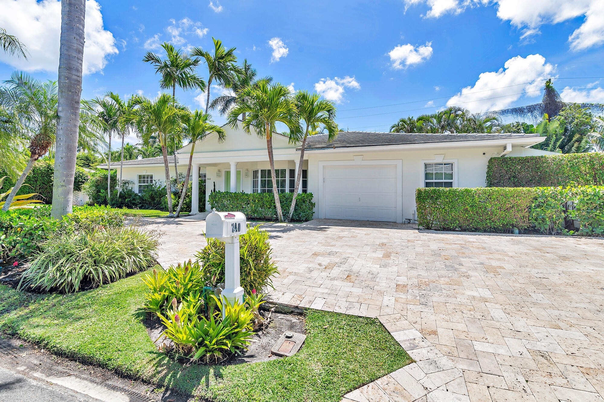 23. Single Family Homes for Sale at Palm Beach, Florida 33480