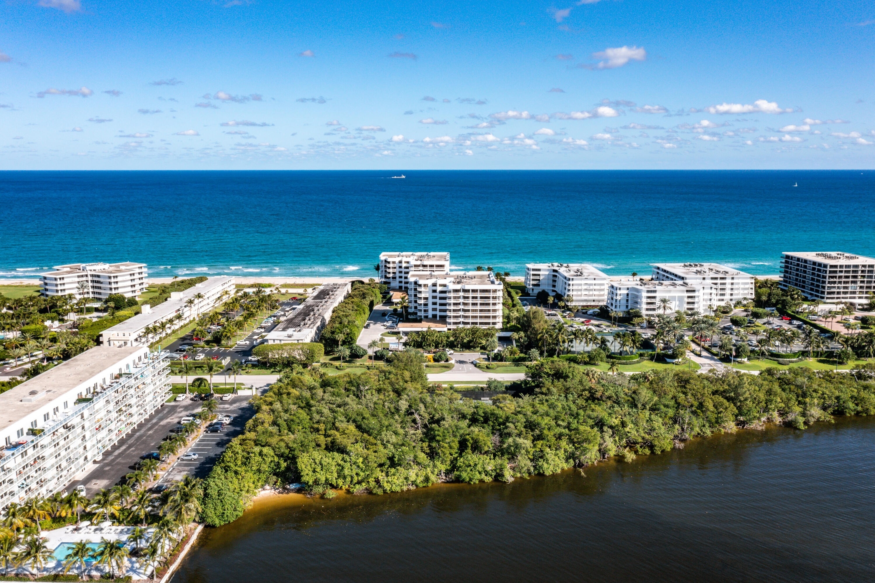 35. Condominiums for Sale at 2580 S Ocean Boulevard, 1c1 Palm Beach, Florida 33480