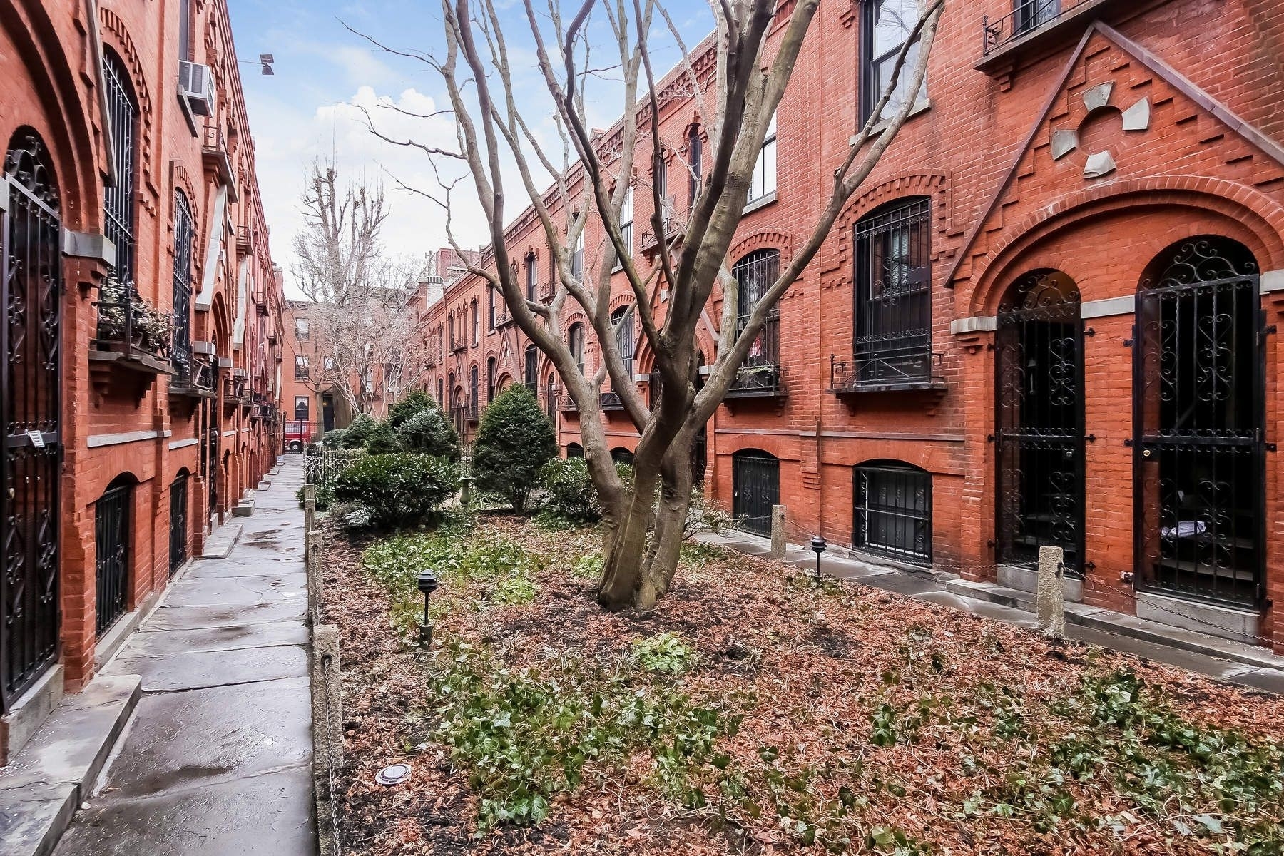 Single Family Townhouse at 8 Warren Pl, TH Brooklyn