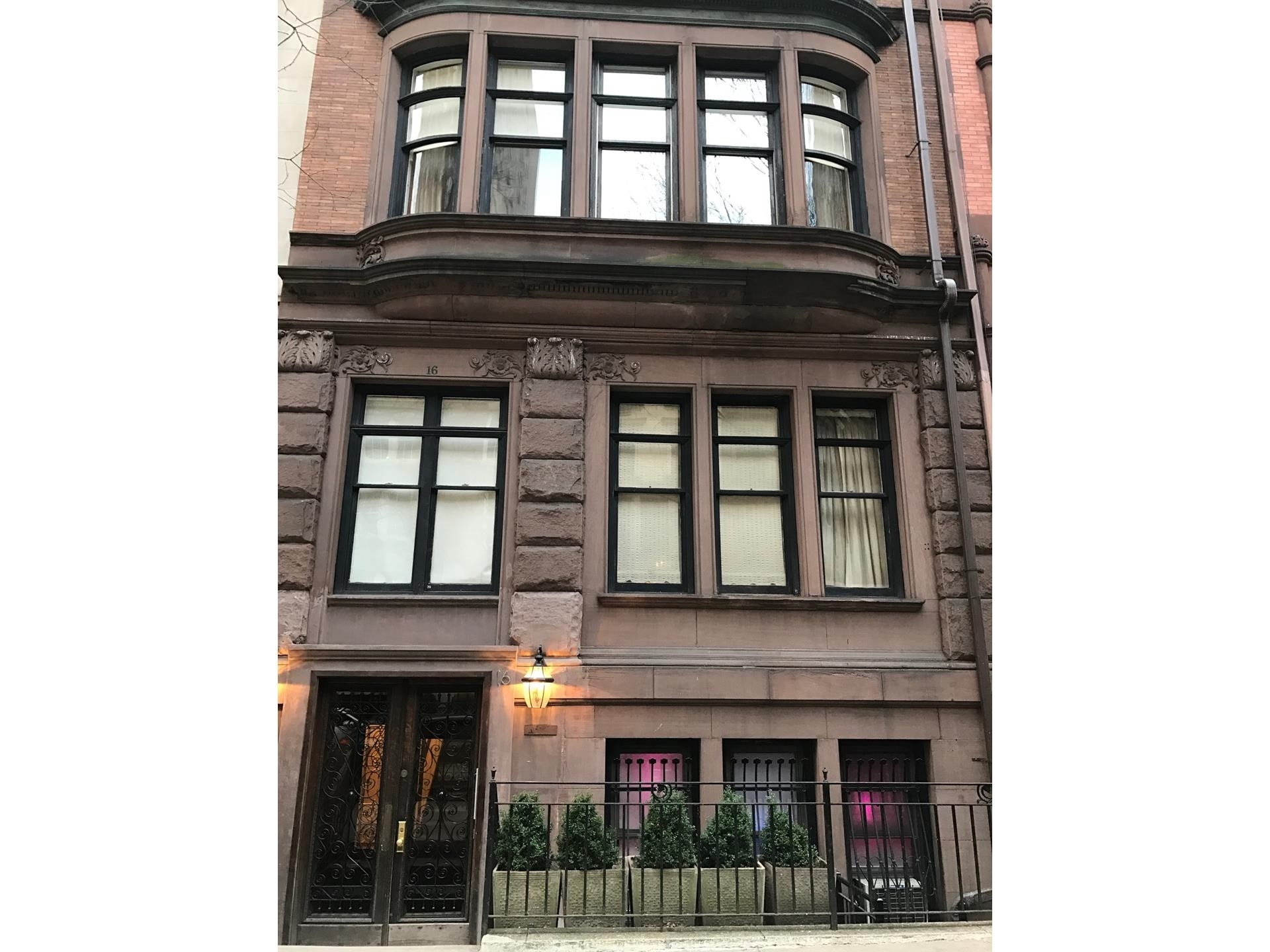 building at 16 East 77th St, Lenox Hill, New York, NY