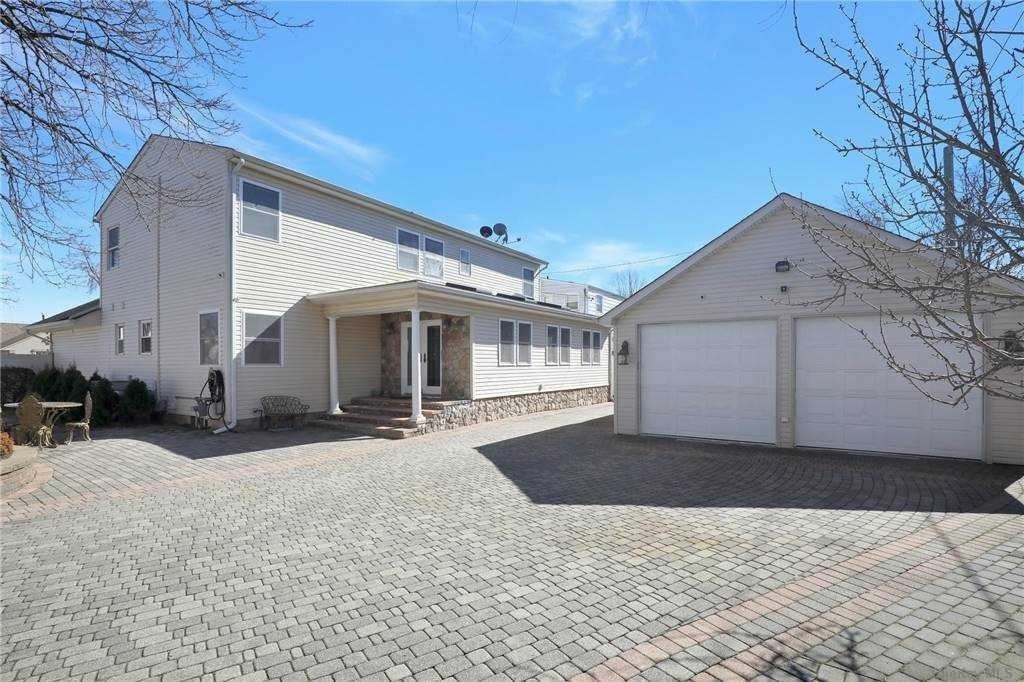 30. Single Family Homes for Sale at North Bellmore, New York 11710