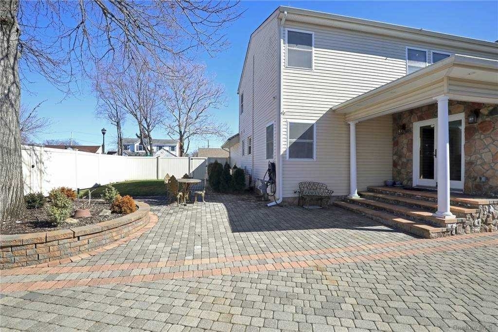 31. Single Family Homes for Sale at North Bellmore, New York 11710