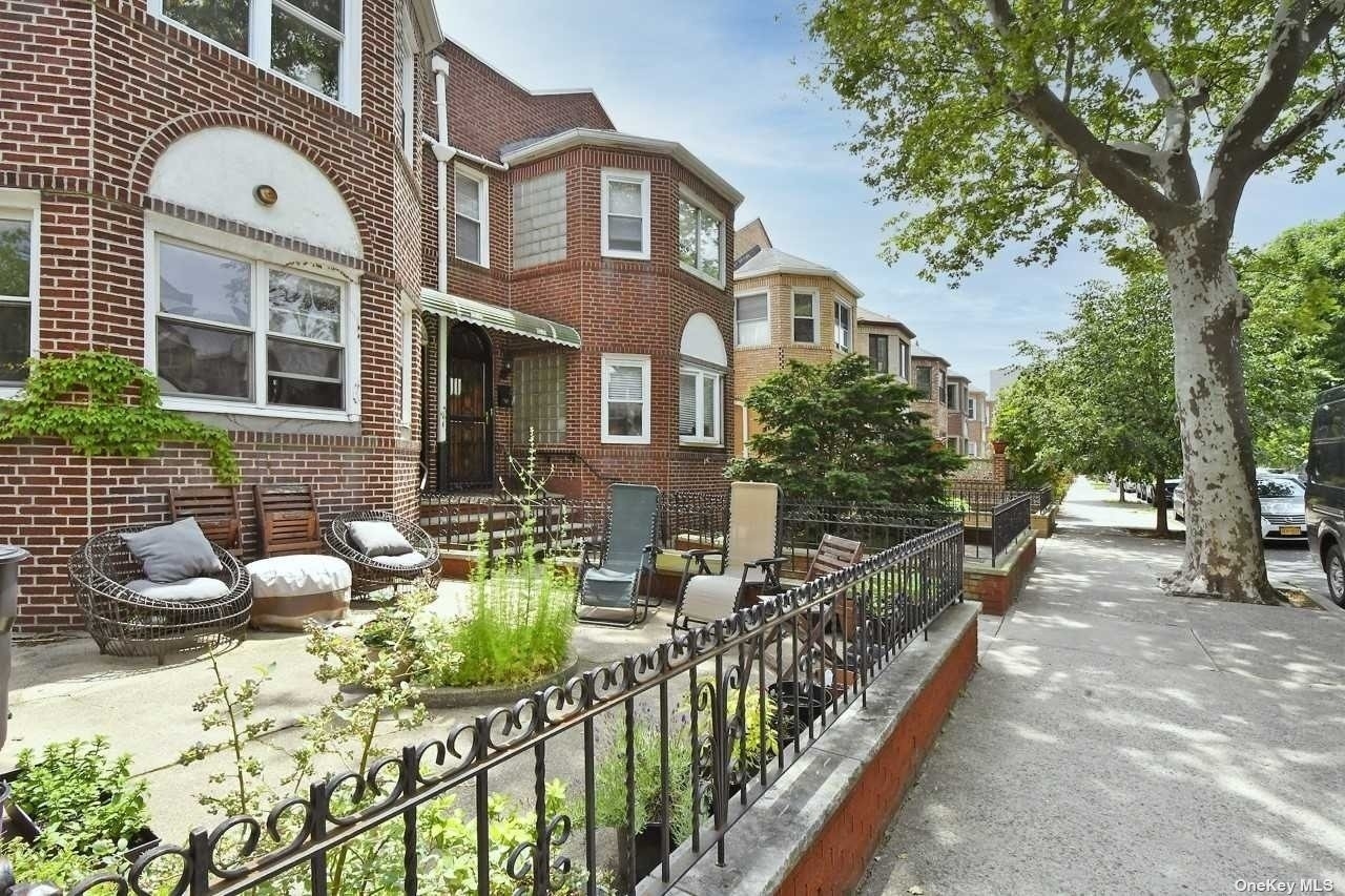 25. Multi Family Townhouse for Sale at Astoria, Queens, New York 11105