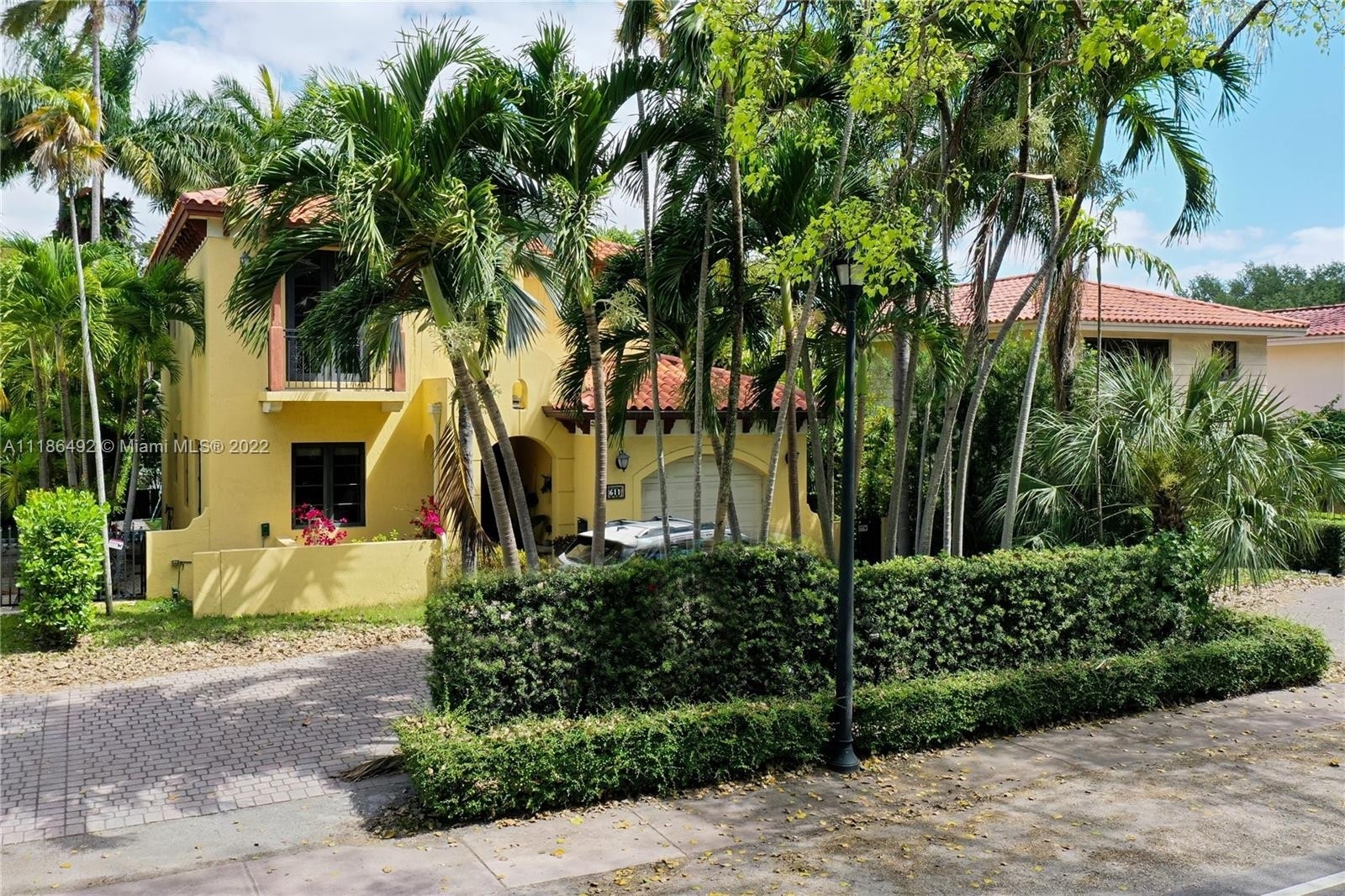 1. Single Family Homes for Sale at Country Club Section, Coral Gables, Florida 33146