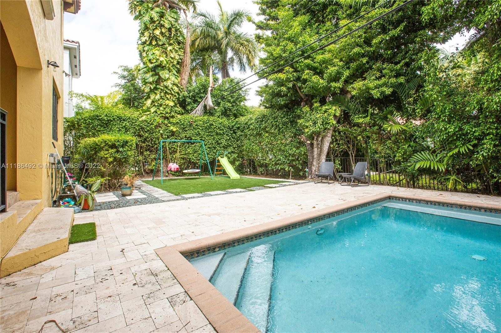 21. Single Family Homes for Sale at Country Club Section, Coral Gables, Florida 33146