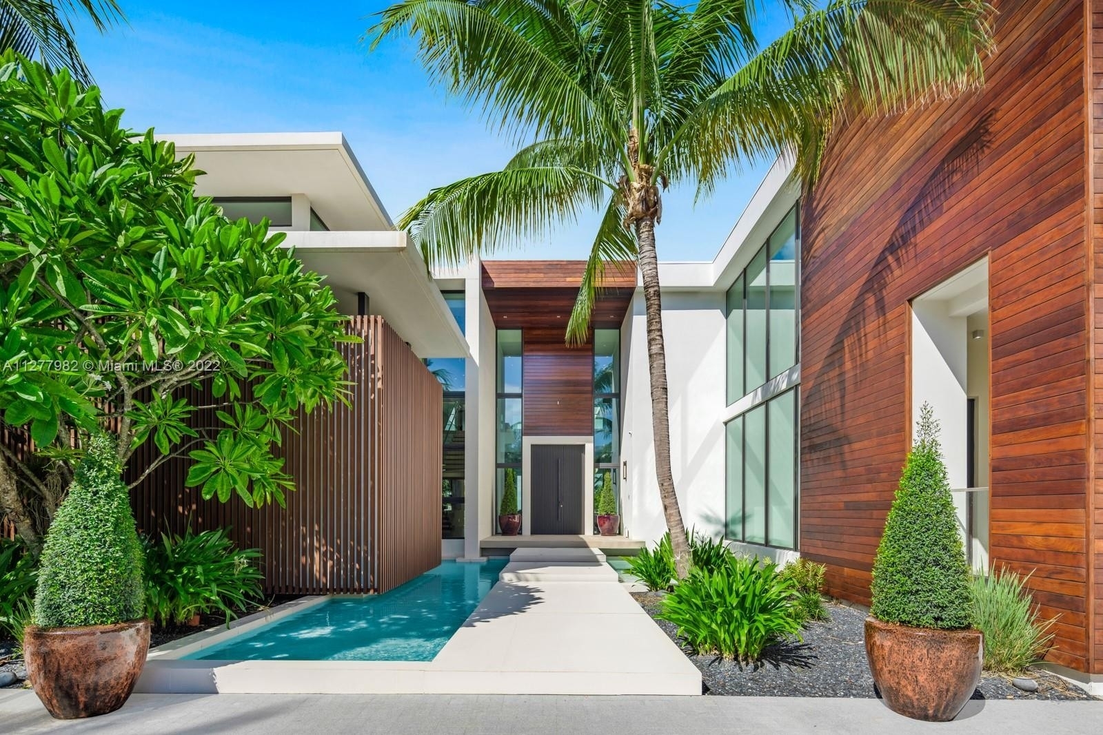 2. Single Family Homes for Sale at La Gorce, Miami Beach, Florida 33141