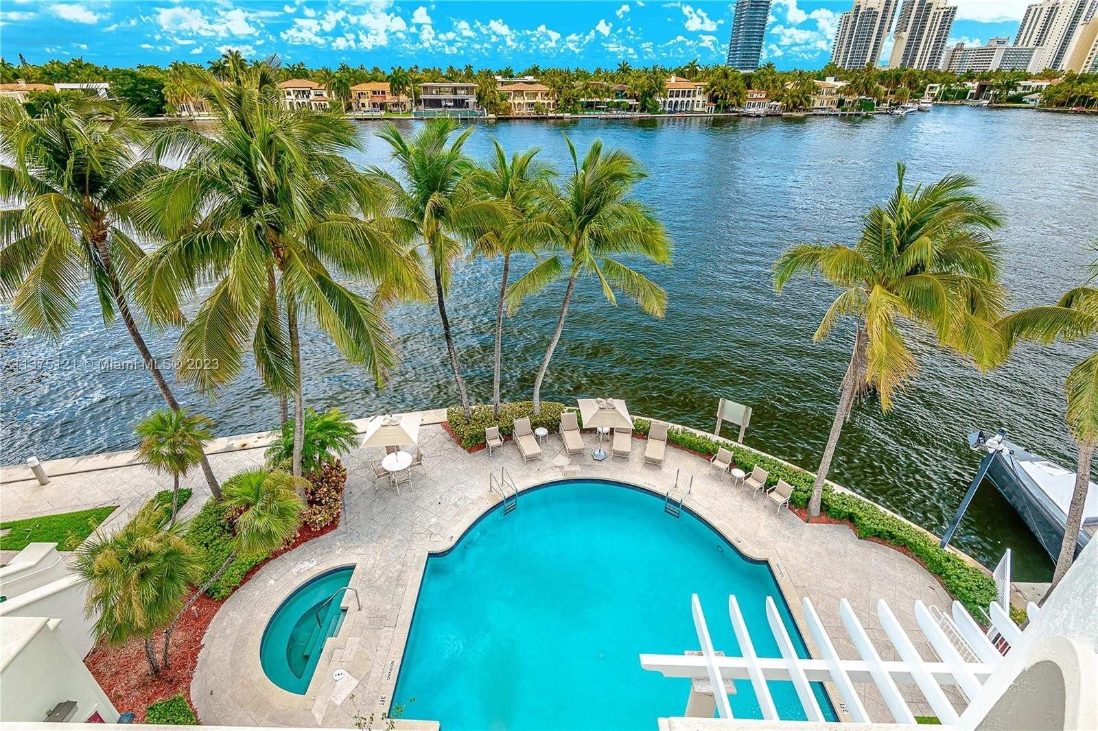 33. Condominiums for Sale at 19925 NE 39th Pl, 404 Biscayne Yacht and Country Club, Aventura, Florida 33180