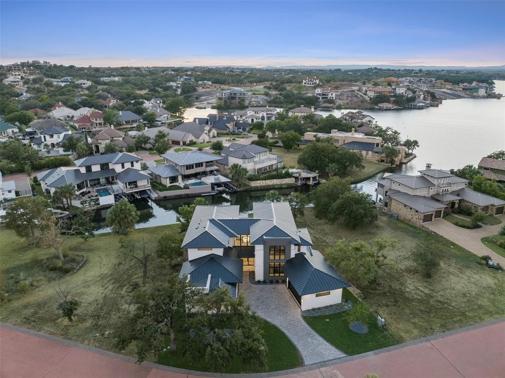 39. Single Family Homes for Sale at Horseshoe Bay, Texas 78657