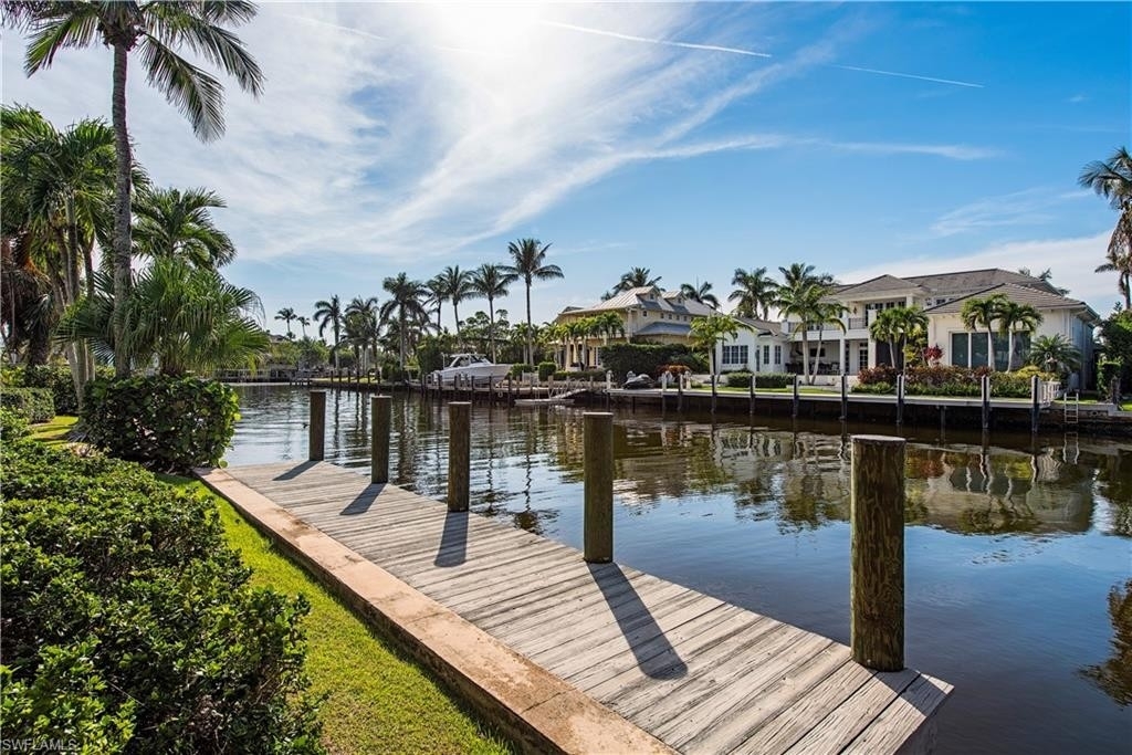 2. Single Family Homes for Sale at Aqualane Shores, Naples, Florida 34102