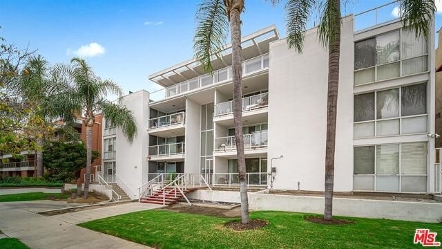 12. Condominiums at 131 N Gale Dr, 3C Beverly Hills