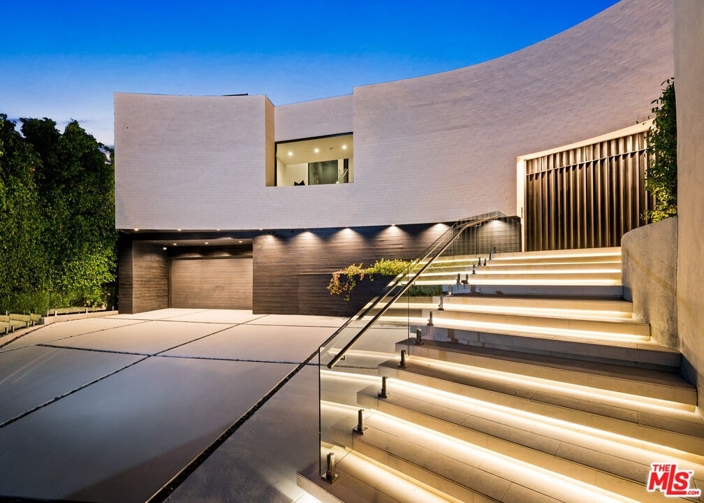 Single Family Home at Beverly Hills