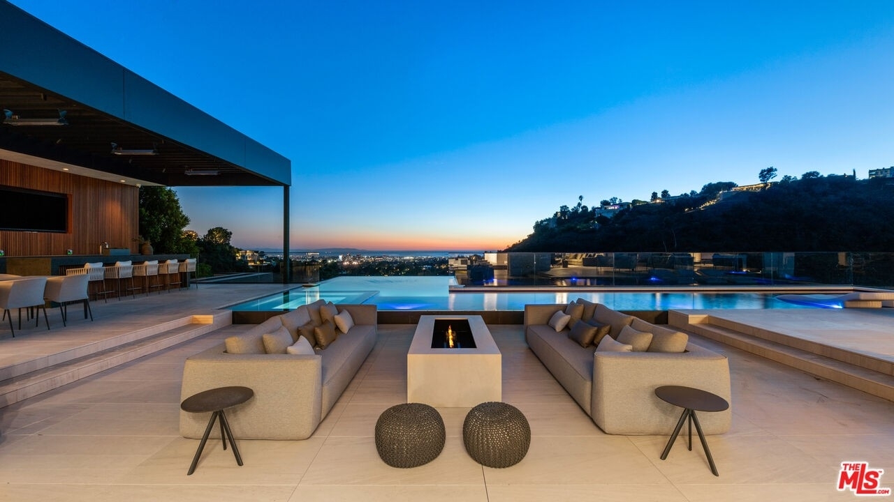 1. Single Family Homes for Sale at Bel Air, Los Angeles, California 90077