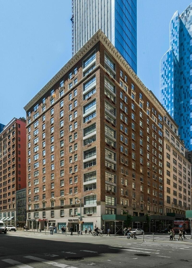 15. Condominiums for Sale at 100 W 58TH ST, 8D Midtown West, New York, New York 10019