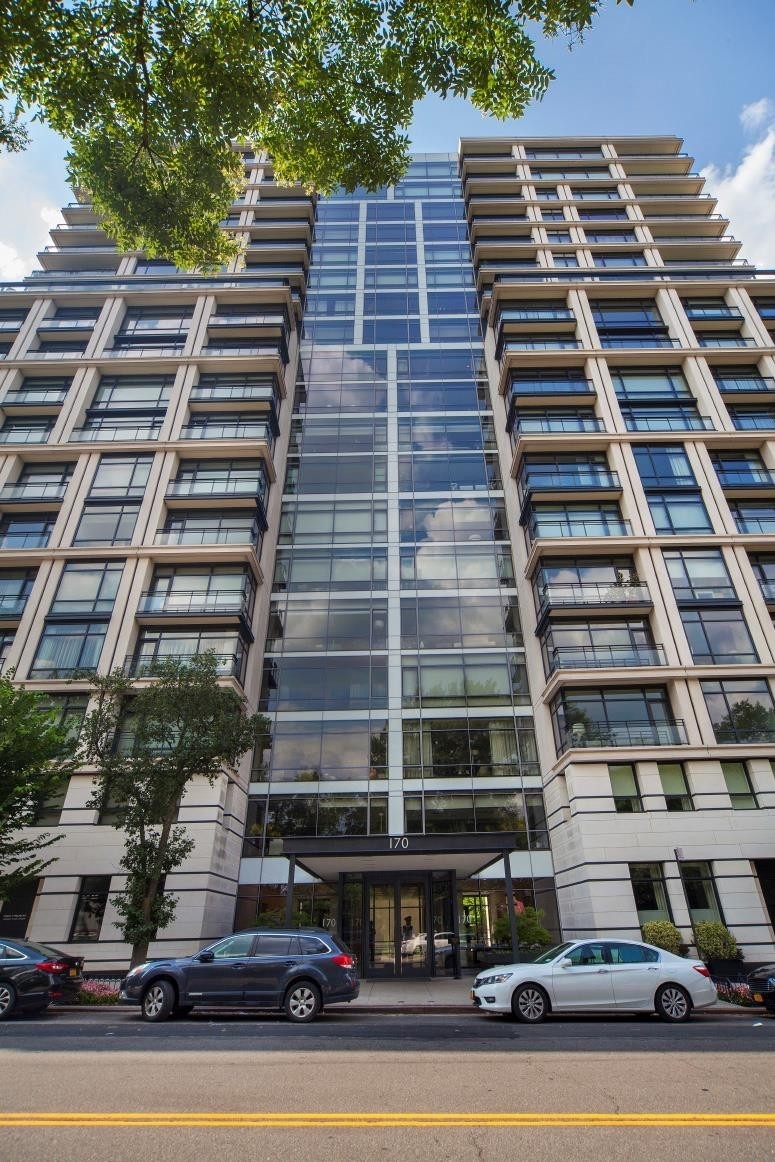 21. Condominiums for Sale at 170 EAST END AVENUE, 170 E END AVE, 3K Yorkville, New York, New York 10128