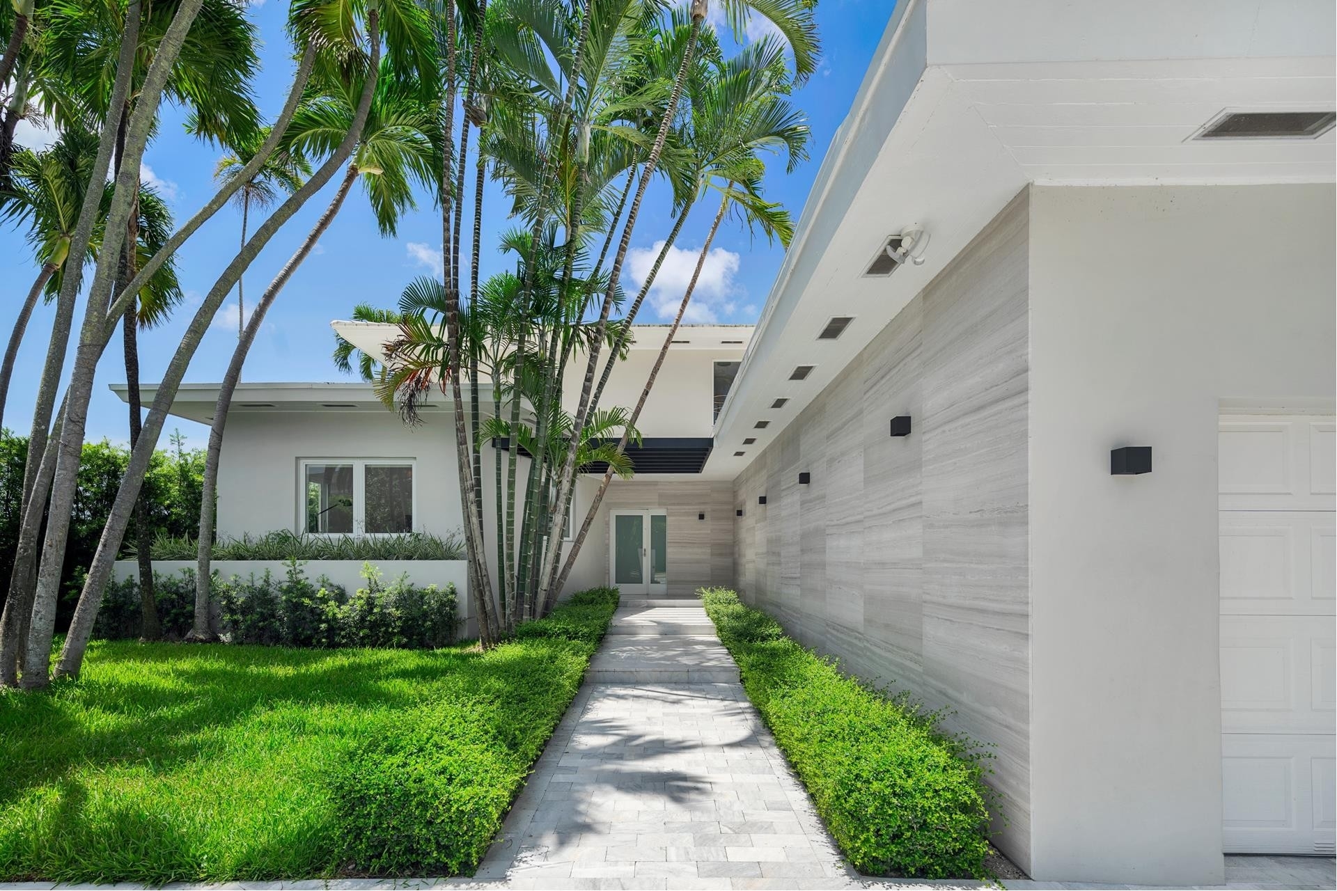 25. Single Family Homes for Sale at Venetian Islands, Miami, Florida 33139