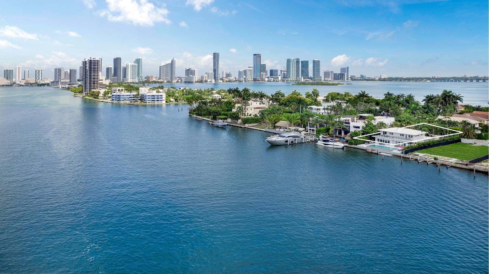 32. Single Family Homes for Sale at Venetian Islands, Miami, Florida 33139