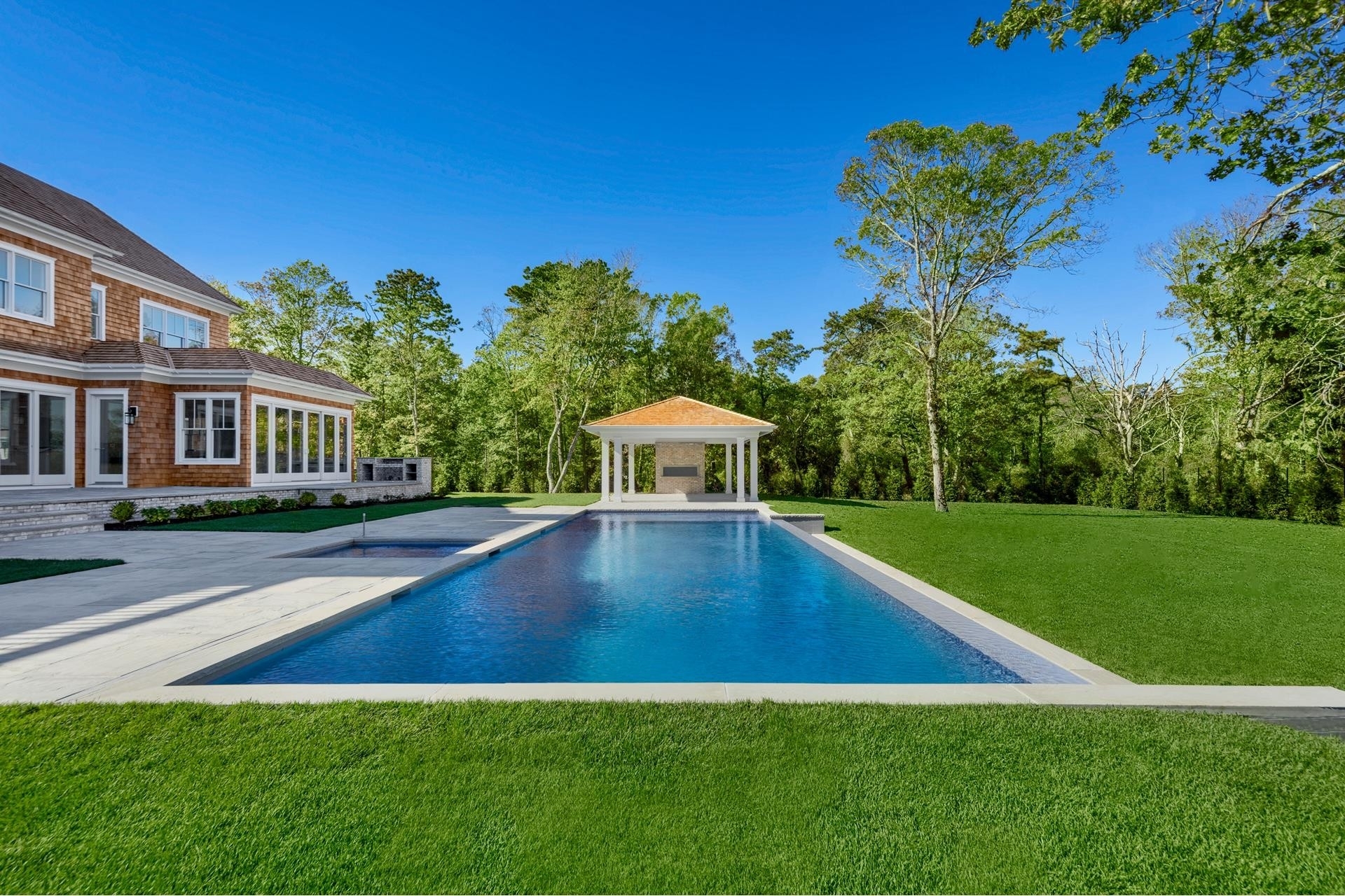 32. Single Family Homes for Sale at Quogue Village, New York 11942